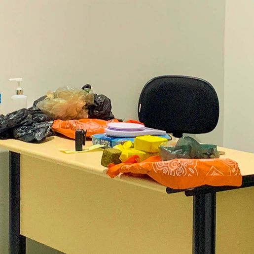 PM intercepta e prende traficante enquanto pegava droga em área de mata