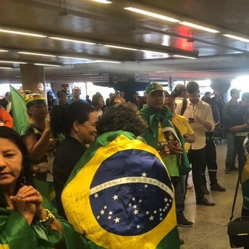 Bolsonaro chega ao Brasil com esquema de segurança e apoiadores no aeroporto