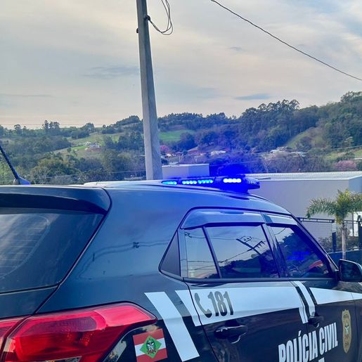 Homem ataca policiais durante cumprimento de mandado e é baleado em Maravilha