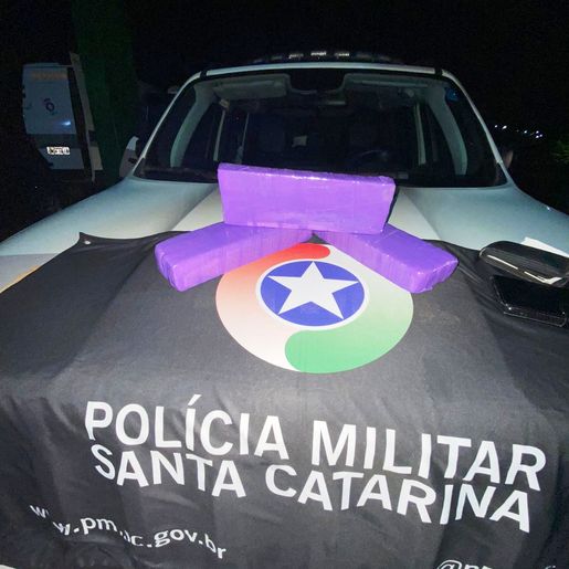 Homem e mulher são presos pela PM por tráfico de drogas