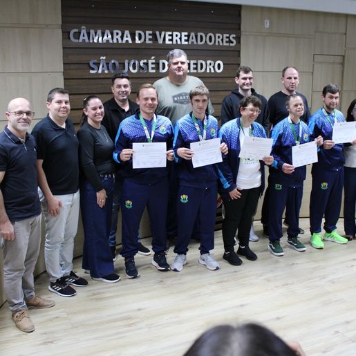 Atletas da Apae de São José do Cedro são homenageados na câmara municipal