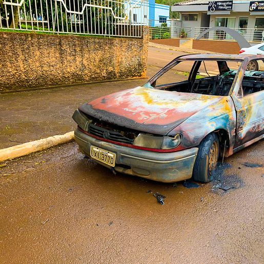 Carro fica destruído em incêndio no centro de Descanso