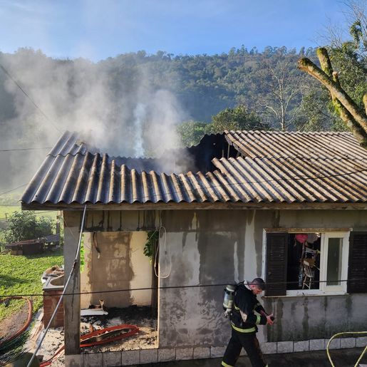 Incêndio atinge casa no interior de São João do Oeste