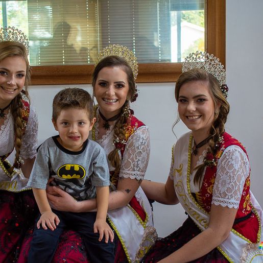 Soberanas da 12ª Semana Alemã de SJOeste visitam Sede da Rede Peperi