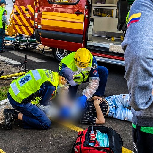 Ciclista fica ferido em acidente no centro de São Miguel do Oeste; vídeo