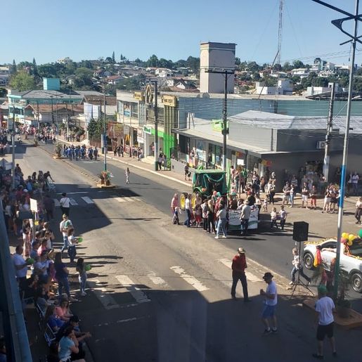 Kerbfest 2022: desfile histórico reúne grande público nas ruas de Iporã do Oeste