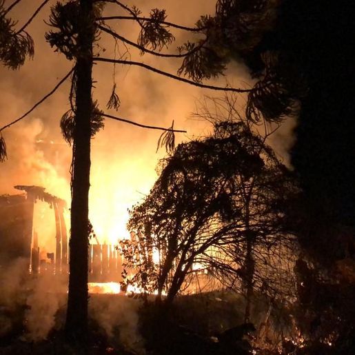 Incêndio danifica duas casas e deixa mulher com queimaduras de 2° grau