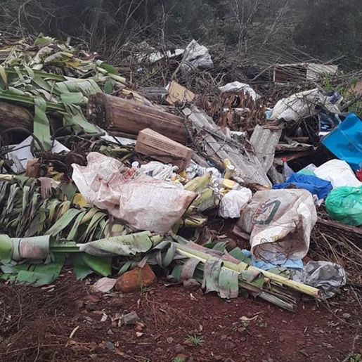 Lixo depositado irregularmente em local de preservação em Princesa