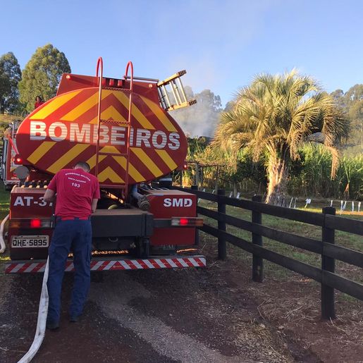 Incêndio destrói caminhão e galpão no interior de SMO