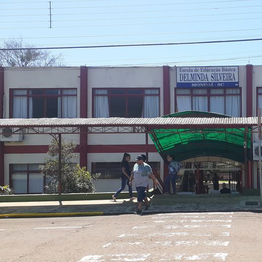 Principal colégio eleitoral registra filas para votação em Mondaí