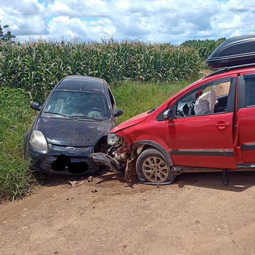 Colisão entre dois carros deixa duas pessoas feridas no interior de Mondaí