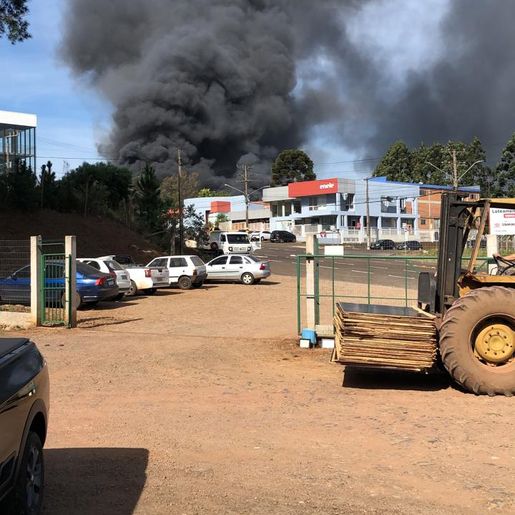 VÍDEO: Incêndio em indústria deixa uma pessoa morta em São Lourenço do Oeste