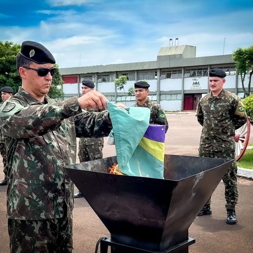 14º RCMec celebra o Dia da Bandeira com homenagens e cerimônia solene