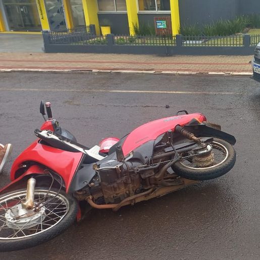 Mulher fica ferida em colisão entre moto e Strada no centro de Campo Erê