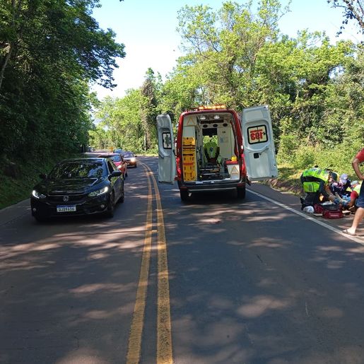 Acidente entre moto e caminhão deixa homem ferido na SC-386
