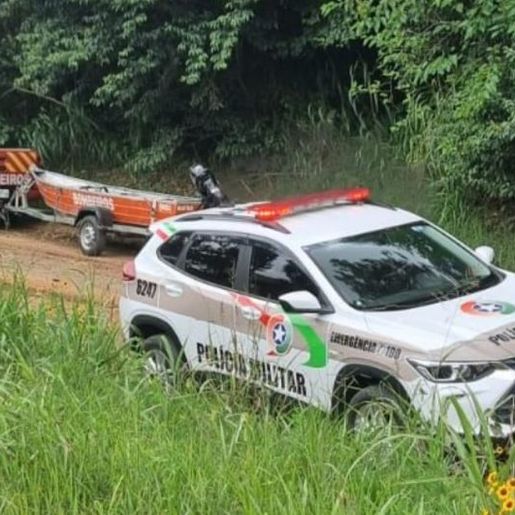Homem é encontrado morto e enrolado em barraca dentro de rio no interior de SC