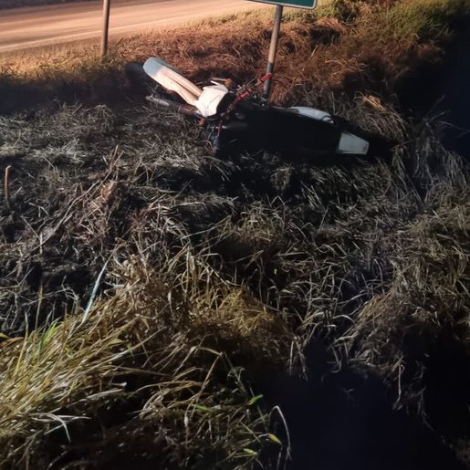 Motociclista fica ferido ao atropelar cachorro na SC-386