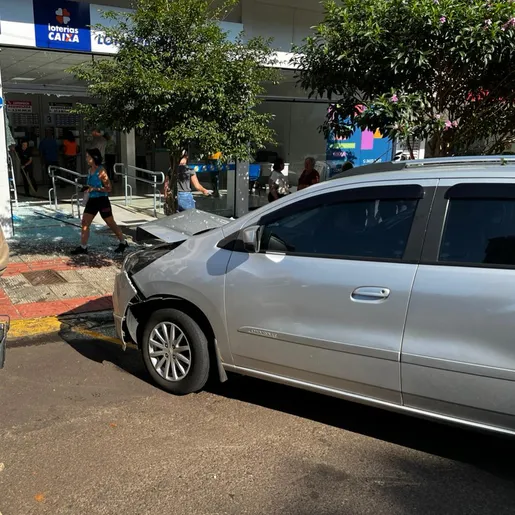 Motorista invade calçada e colide contra fachada de lotérica no centro de SMO