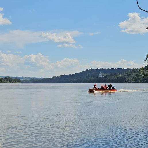 Força-tarefa intensifica buscas por jovem no rio Uruguai