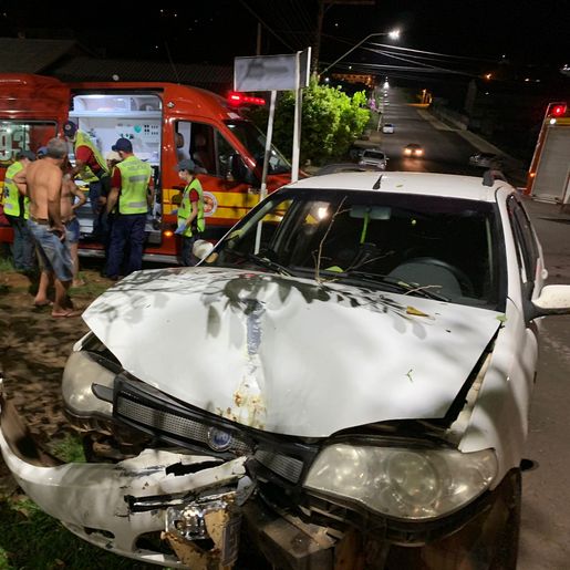 VÍDEO: Condutor perde controle e carro bate em uma árvore em SMOeste