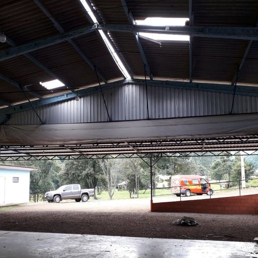 Trabalhadores ficam feridos ao cair de telhado no interior de São João do Oeste