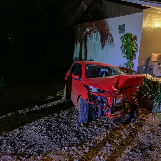 Colisão frontal envolvendo dois carros na SC-163 deixa homem ferido