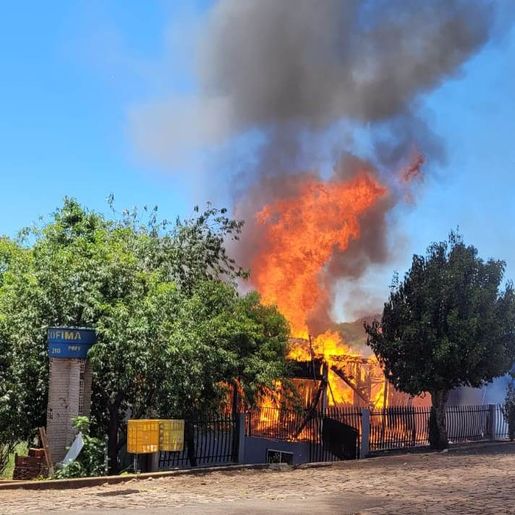 Casa é totalmente destruída por incêndio em Princesa