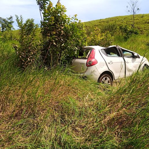 Saída de pista seguida de capotamento deixa mulher ferida em Guaraciaba