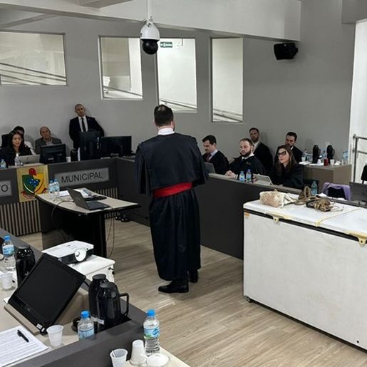 Júri condena mulher a 20 anos de prisão por matar o marido e ocultar corpo em freezer