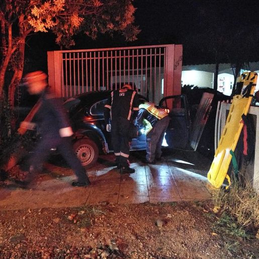 Motorista perde controle e Fusca colide em muro de casa