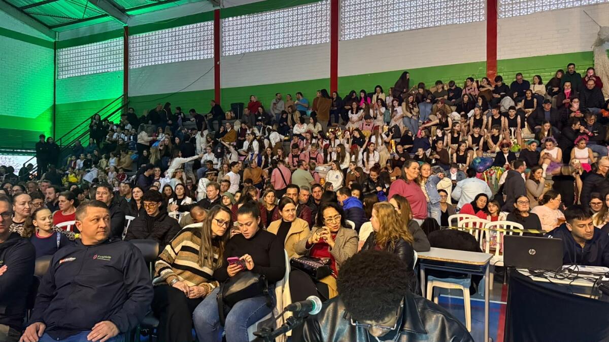Dança Catarina reúne estudantes e atrai grande público em São Miguel do Oeste