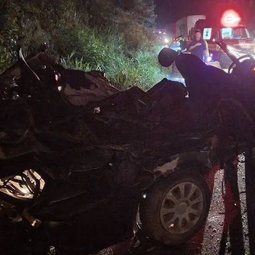 Contêiner solta de caminhão, atinge carro e deixa 2 pessoas mortas em SC