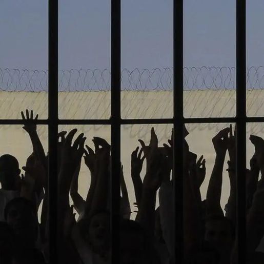 Congresso derruba veto de Lula e volta a proibir "saidinha" de presos