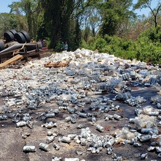 Caminhão carregado de cerveja tomba na SC 163 em Itapiranga