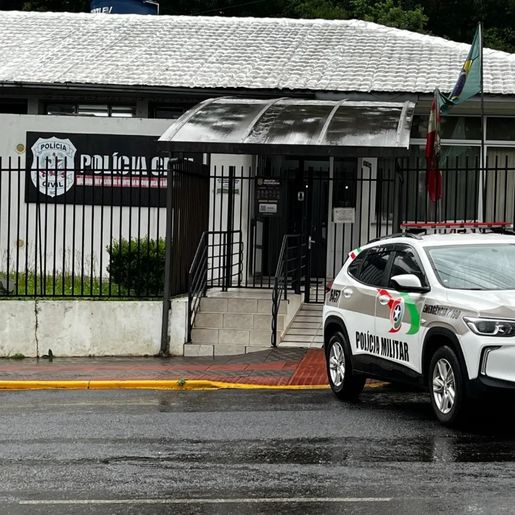 Homem é preso por descumprir medida protetiva e subir no telhado da casa da mãe em Dionísio