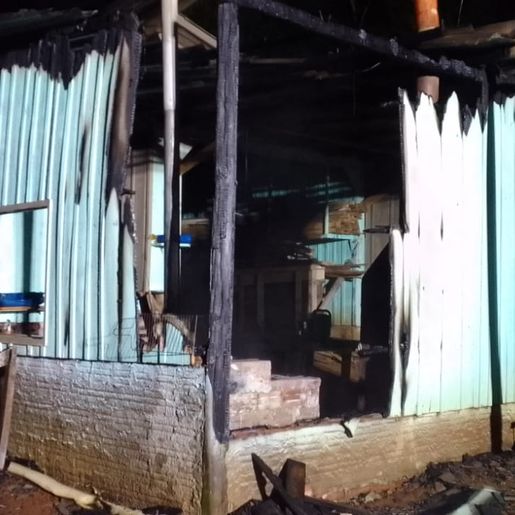 Bombeiros controlam incêndio em galpão no interior de Bandeirante