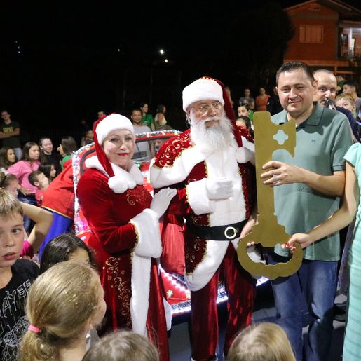 Mais de mil pessoas acompanharam a inauguração da Praça Municipal de Princesa