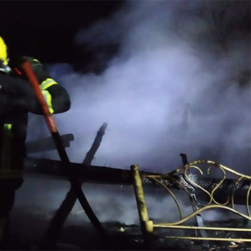 Casa fica destruída após incêndio nessa madrugada