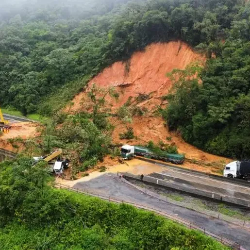VÍDEOS: Seis pessoas são resgatadas com vida de deslizamento na BR-376/PR a SC