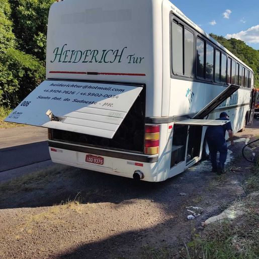 Ônibus pega fogo após possíveis problemas nos freios na BR 163