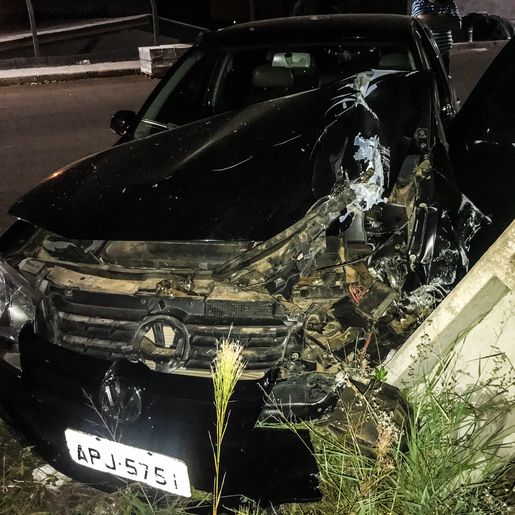 Condutor perde controle e colide carro em poste em São Miguel do Oeste