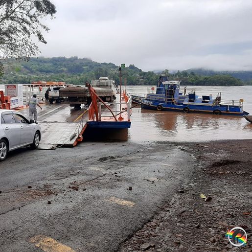 Retomada travessia da balsa no Rio Uruguai em Itapiranga