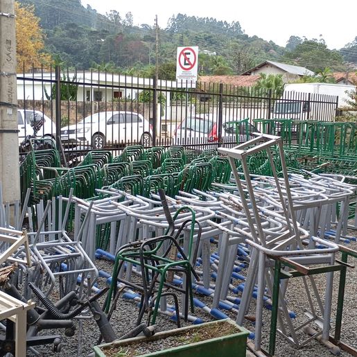 Governo recolhe mais de 100 caminhões de materiais inservíveis das escolas estaduais