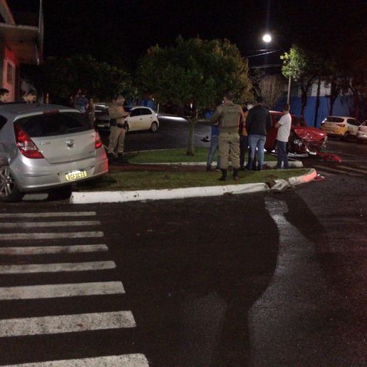 Motorista foge após colisão entre veículos no centro de SMOeste