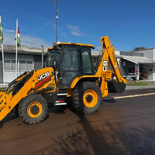 Belmonte ganha nova retroescavadeira para reforçar serviços de infraestrutura