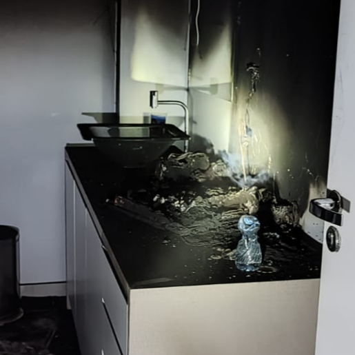 Bombeiros combatem princípio de incêndio em comércio