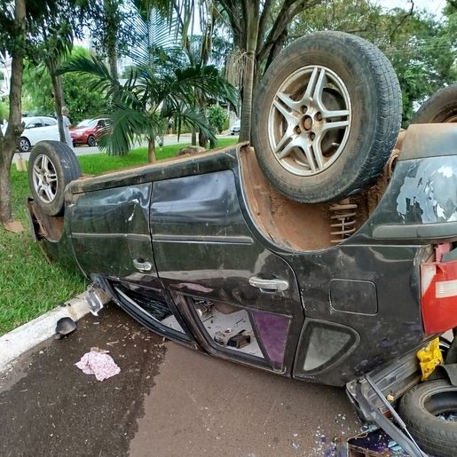 Homem fica ferido em saída de pista seguida de capotamento em Maravilha