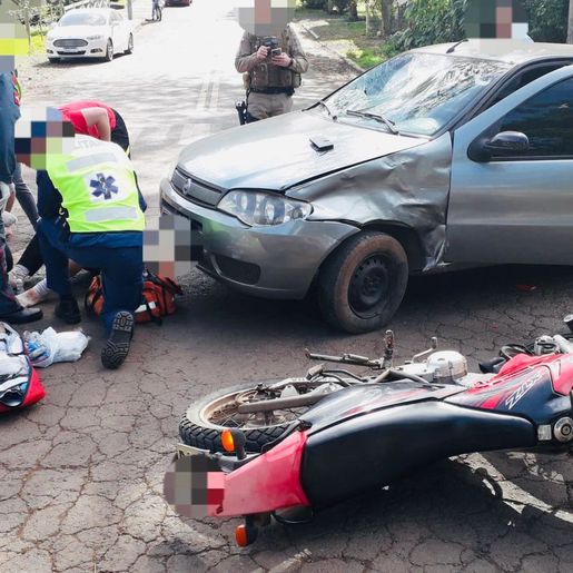 Colisão entre carro e moto deixa homem ferido no centro de São João do Oeste