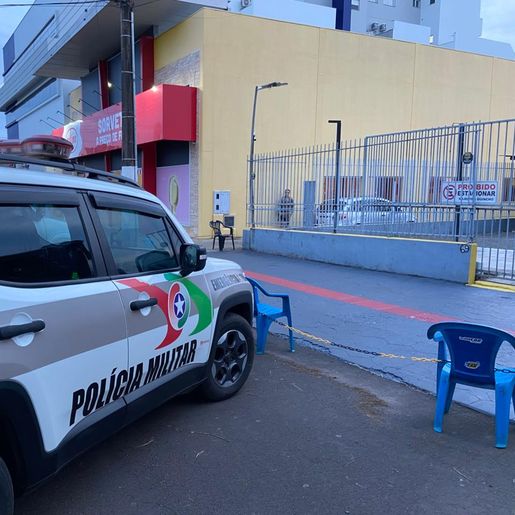 Homem é preso após ameaçar mulher com pedaço de garrafa em SMOeste