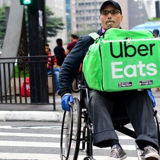 Cadeirante que entrega comidas por aplicativos